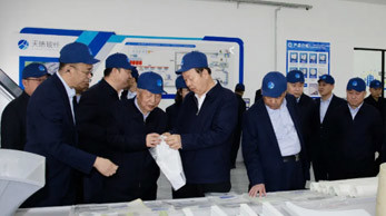 伊东集团董事长杨二喜一行赴内蒙古天皓玻纤有限责任公司和宏河物流公司参观学习，共探合作新契机